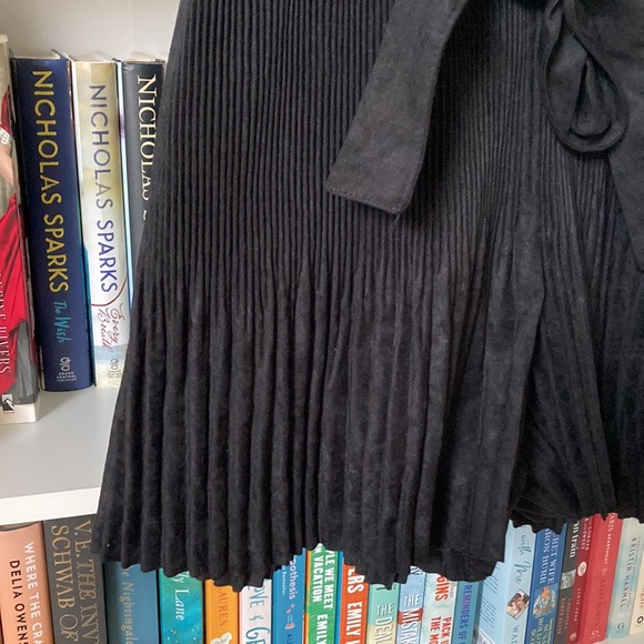 Zara Black velvet pleated shorts - Picture 2 of 5